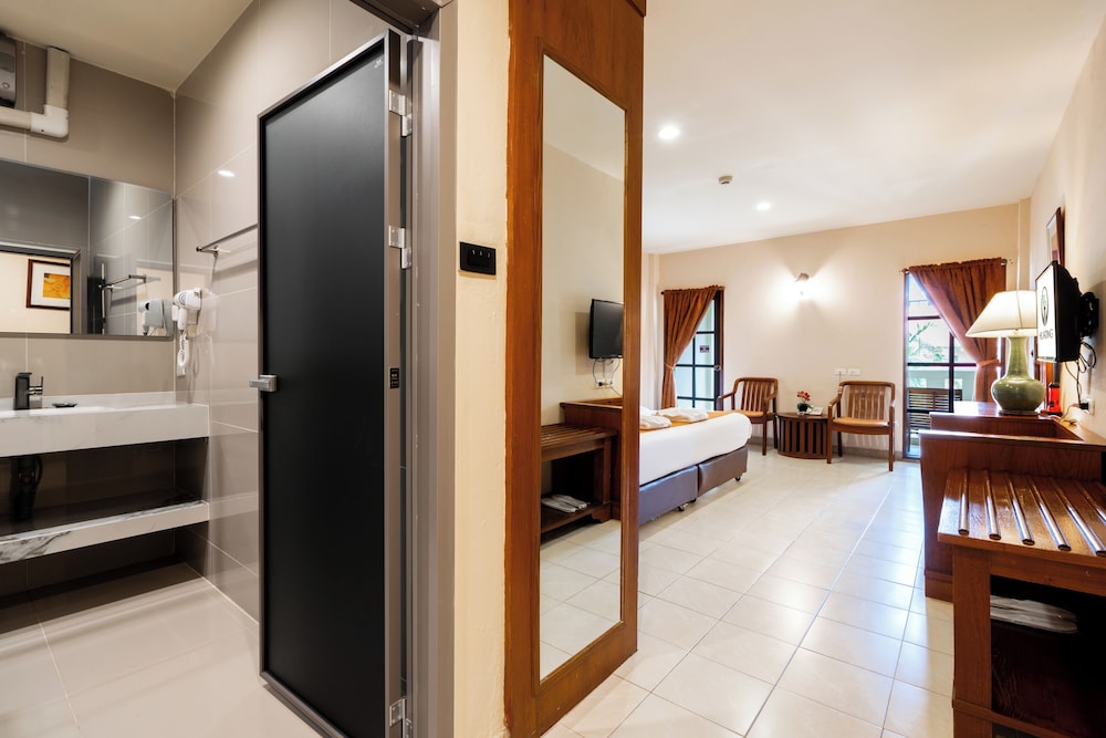 Phuket Leelavadee Hua Ting Resort 50/50