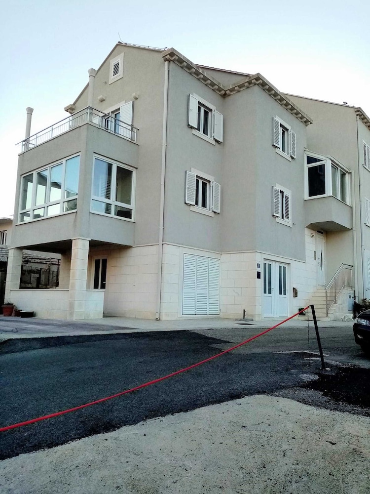 APARTMENTS IRA 3/50