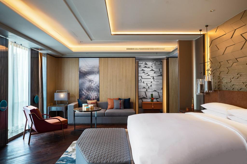 1 Bedroom, Vice President, Suite, King Bed, Lounge Access