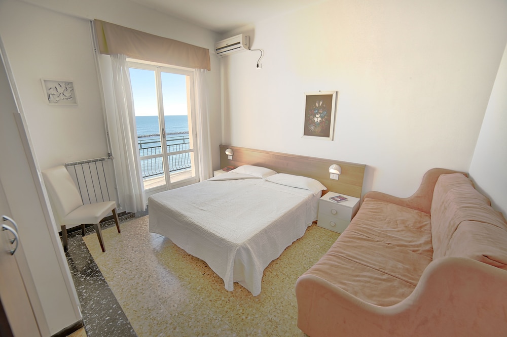 HOTEL MAYOLA 33/73