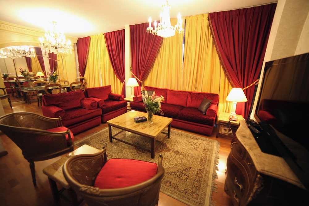 Holiday Home Suites 32/48