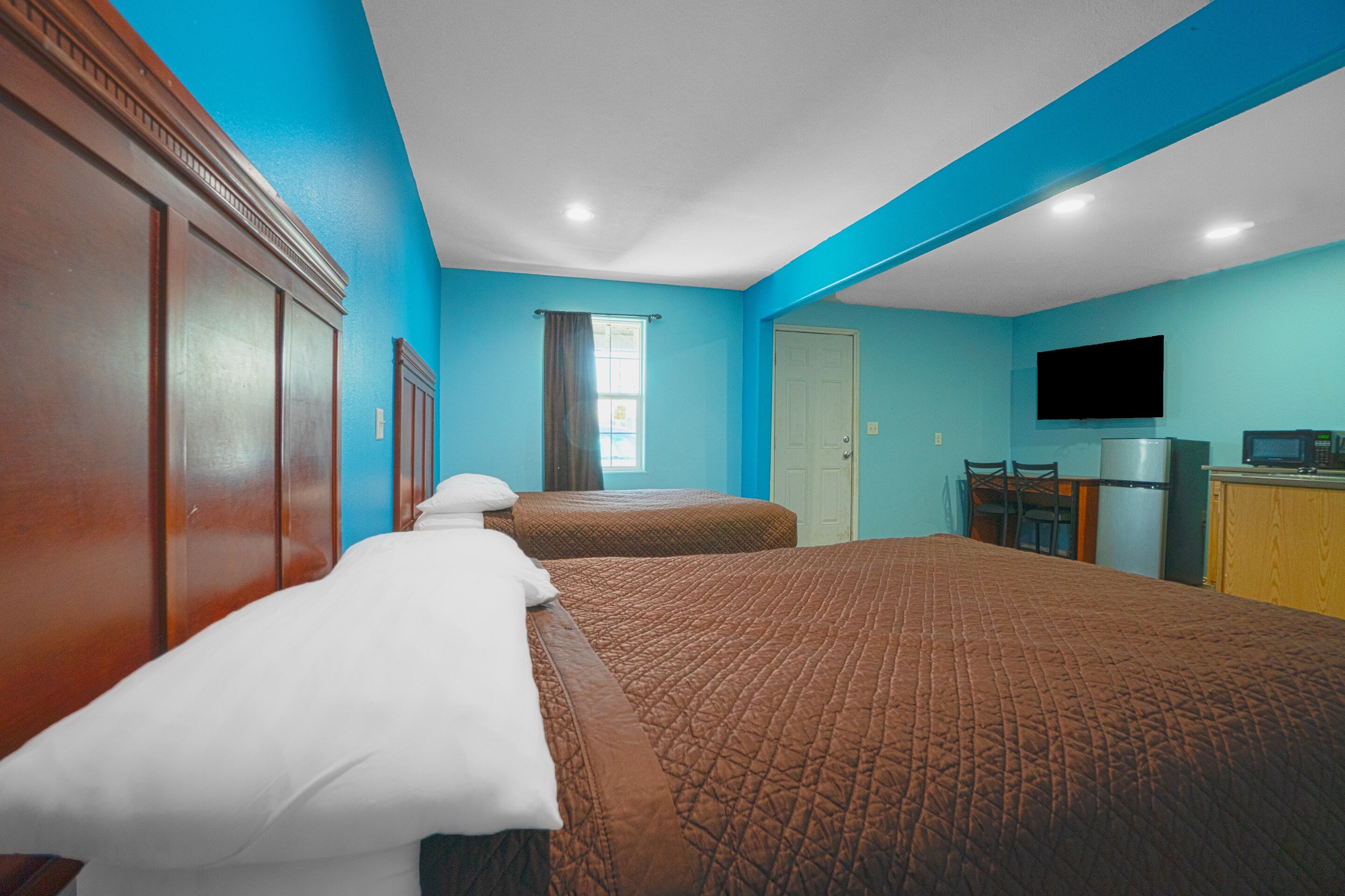 2 Full Beds with Kitchenette