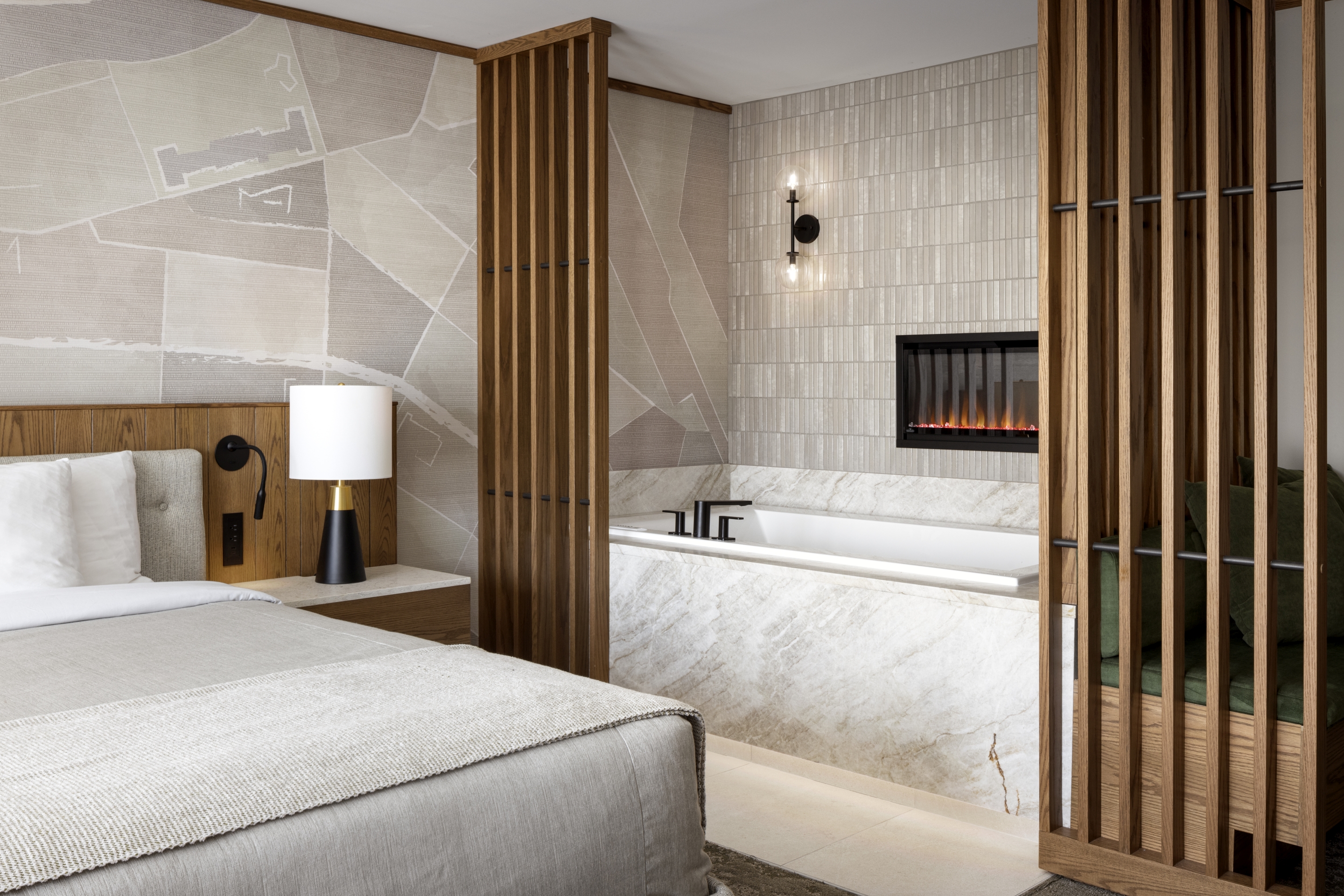 Deluxe, Hot Tub, Banff Park Lodge 2/8
