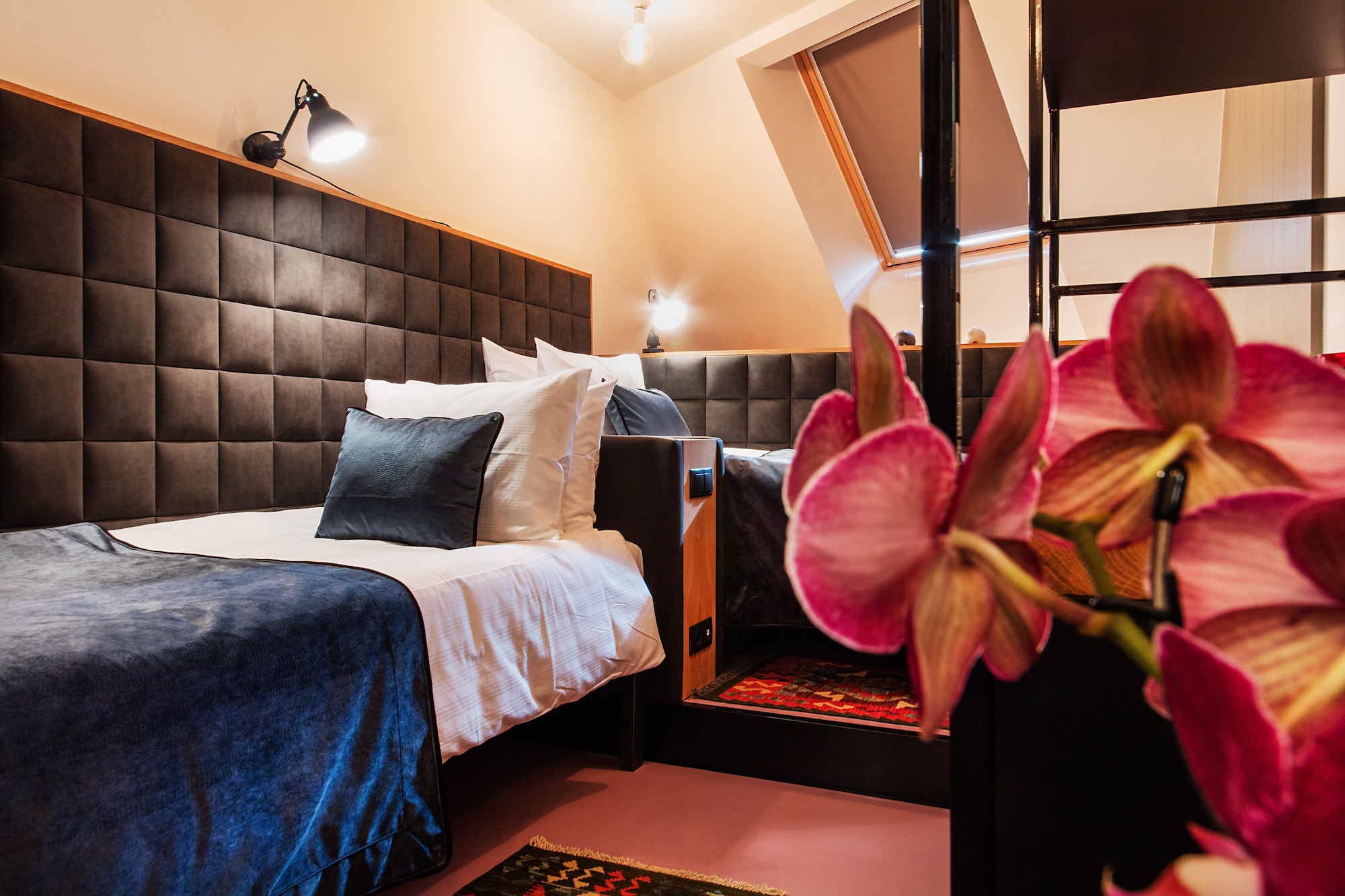LIGHT, TWIN BEDS, SMALL