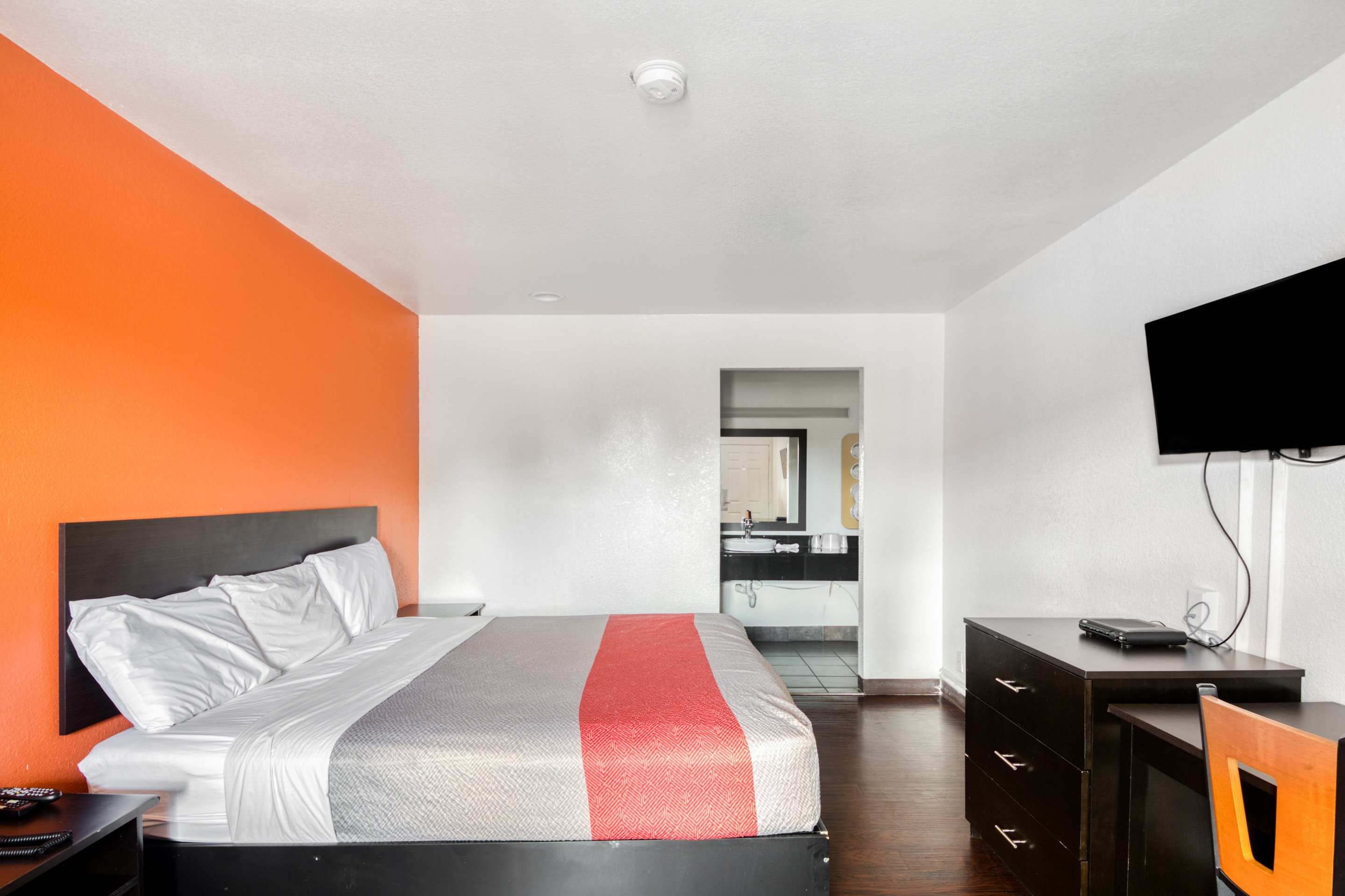 ROOM, KING BED, ACCESSIBLE