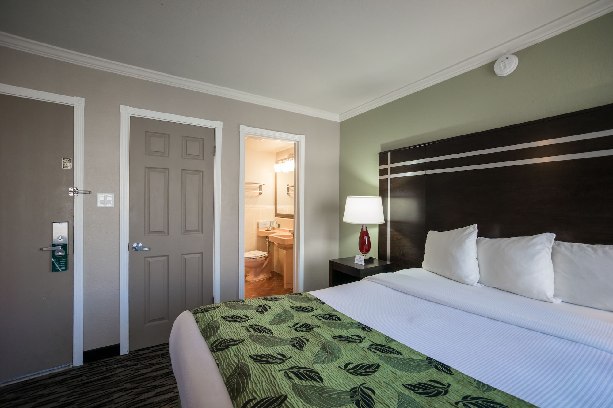 STANDARD, QUEEN BED