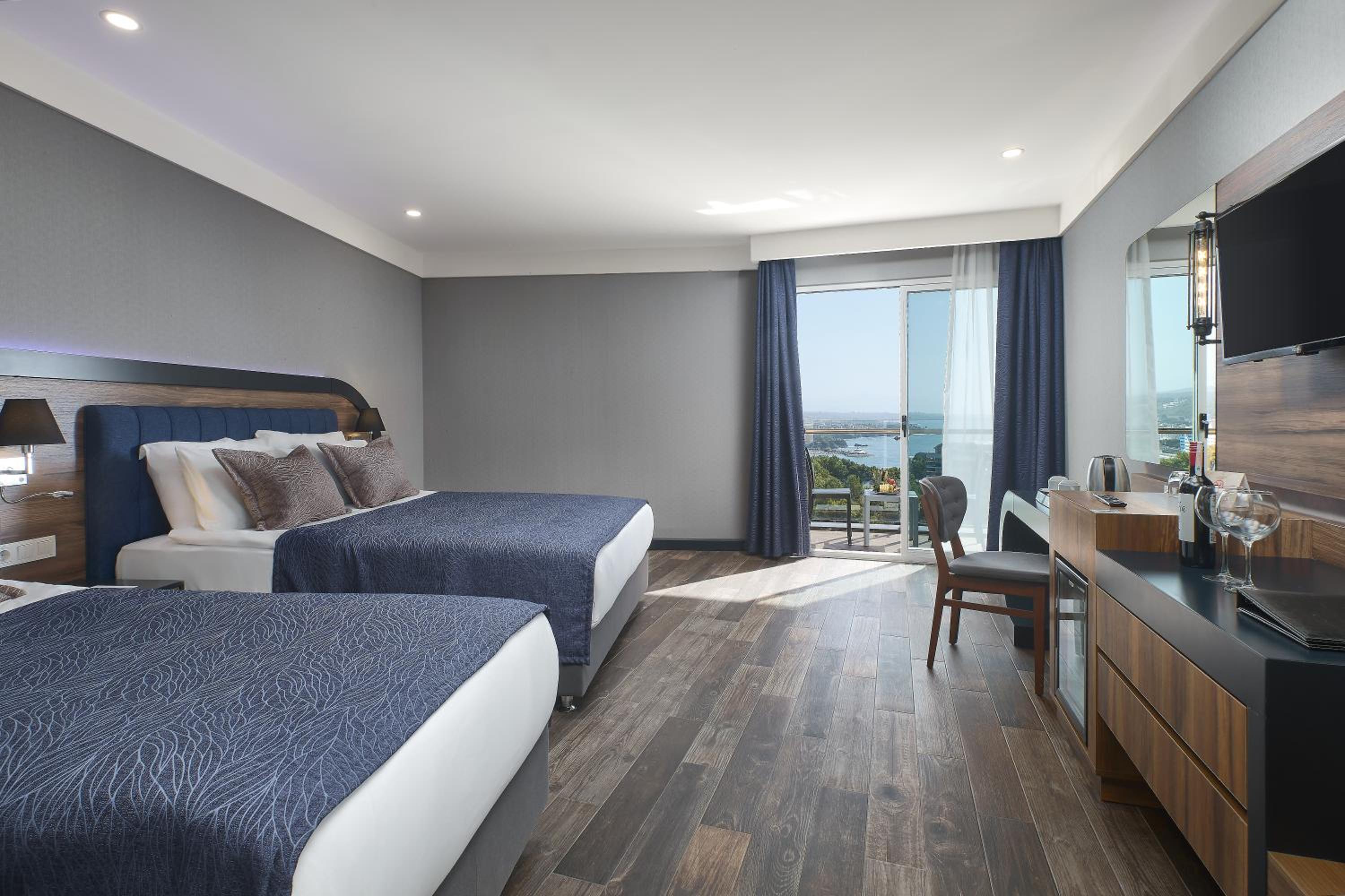 Deluxe, Double Bed, Lateral Side Sea View