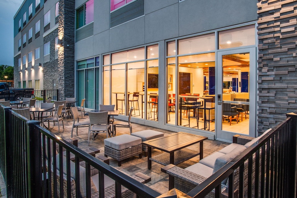 Holiday Inn Express and Suites Denton South 52/71