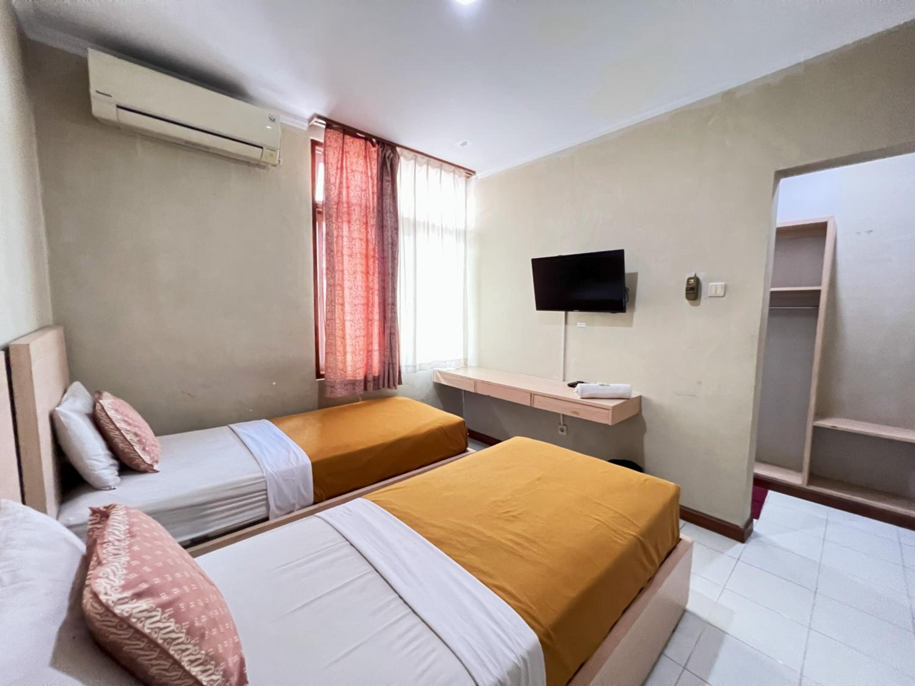 OYO 3819 Hotel Winotosastro 9/33