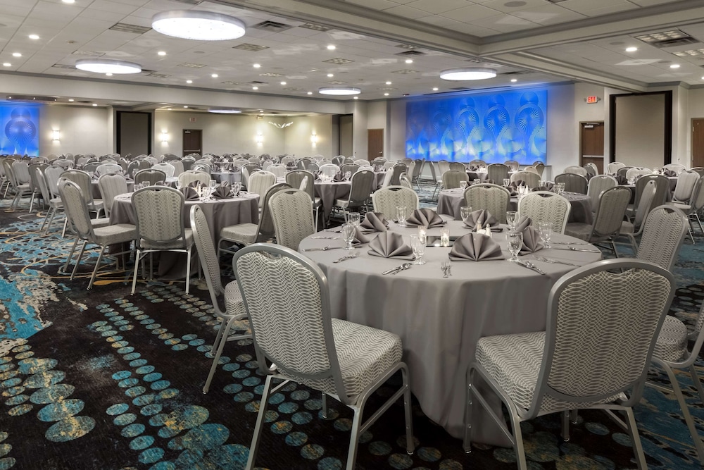 Radisson Hotel and Conference Center Coralville - Iowa City 38/61