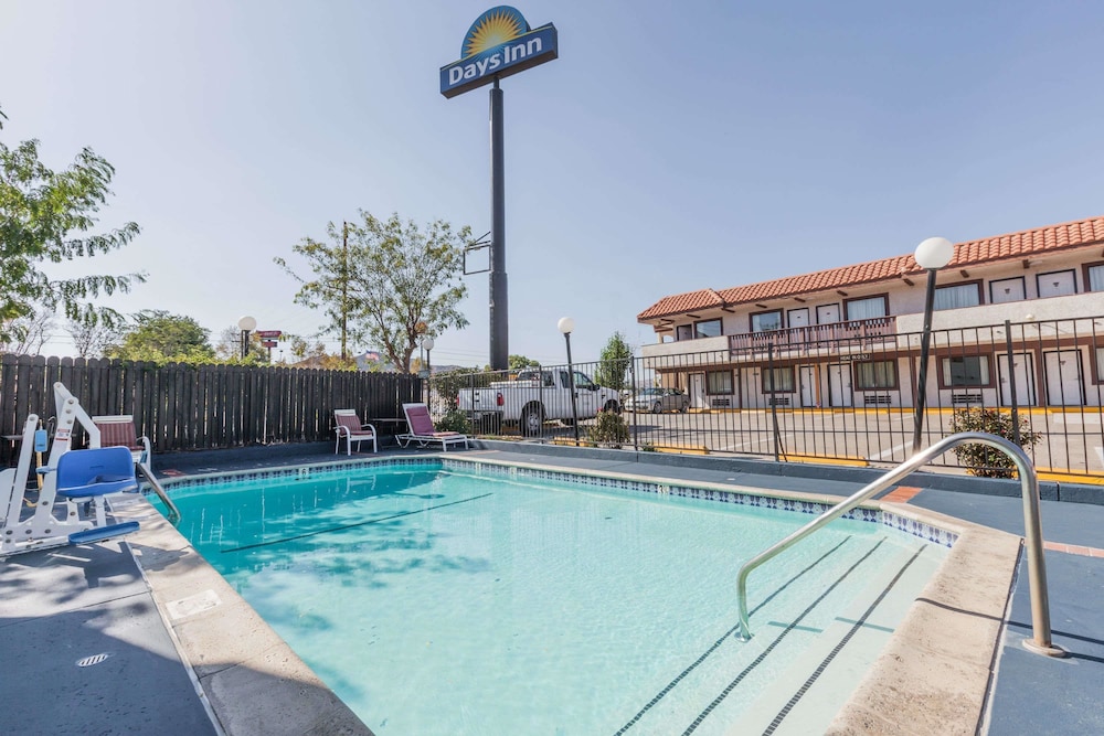 Days Inn by Wyndham Castaic Six Flags Magic Mountain 10/15