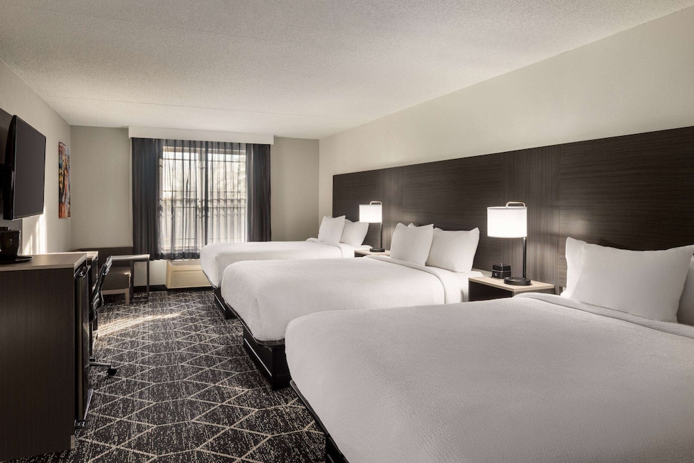 La Quinta Inn and Suites by Wyndham Lake George 11/50