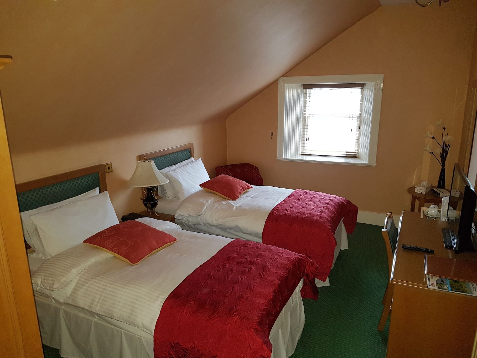 ROOM, DOUBLE BED