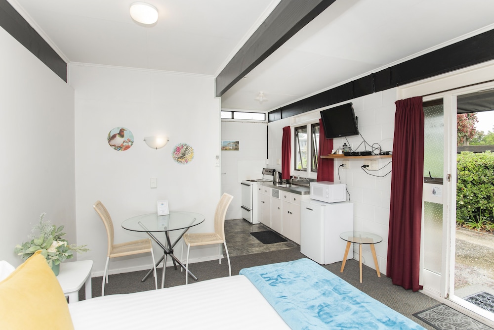 Waikanae Beach Motel 9/76
