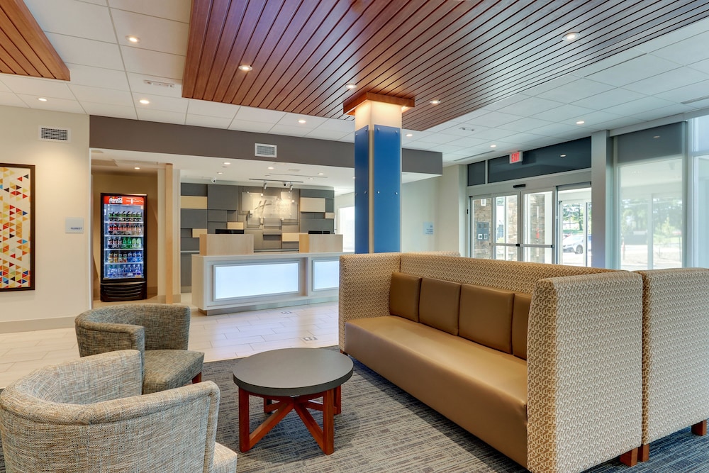 Holiday Inn Express and Suites Roanoke Civic Center 6/34