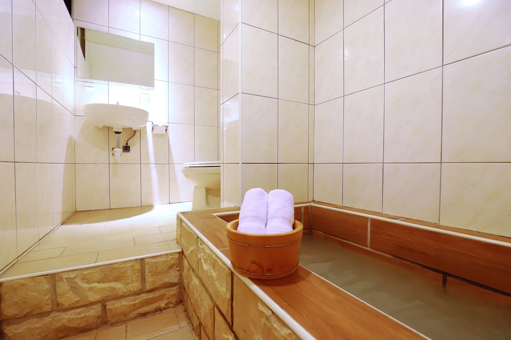 Gorgeous Hot Spring Resort 50/50