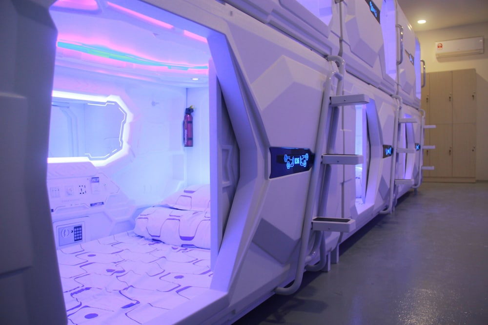 Space Capsule Hotel 18/32
