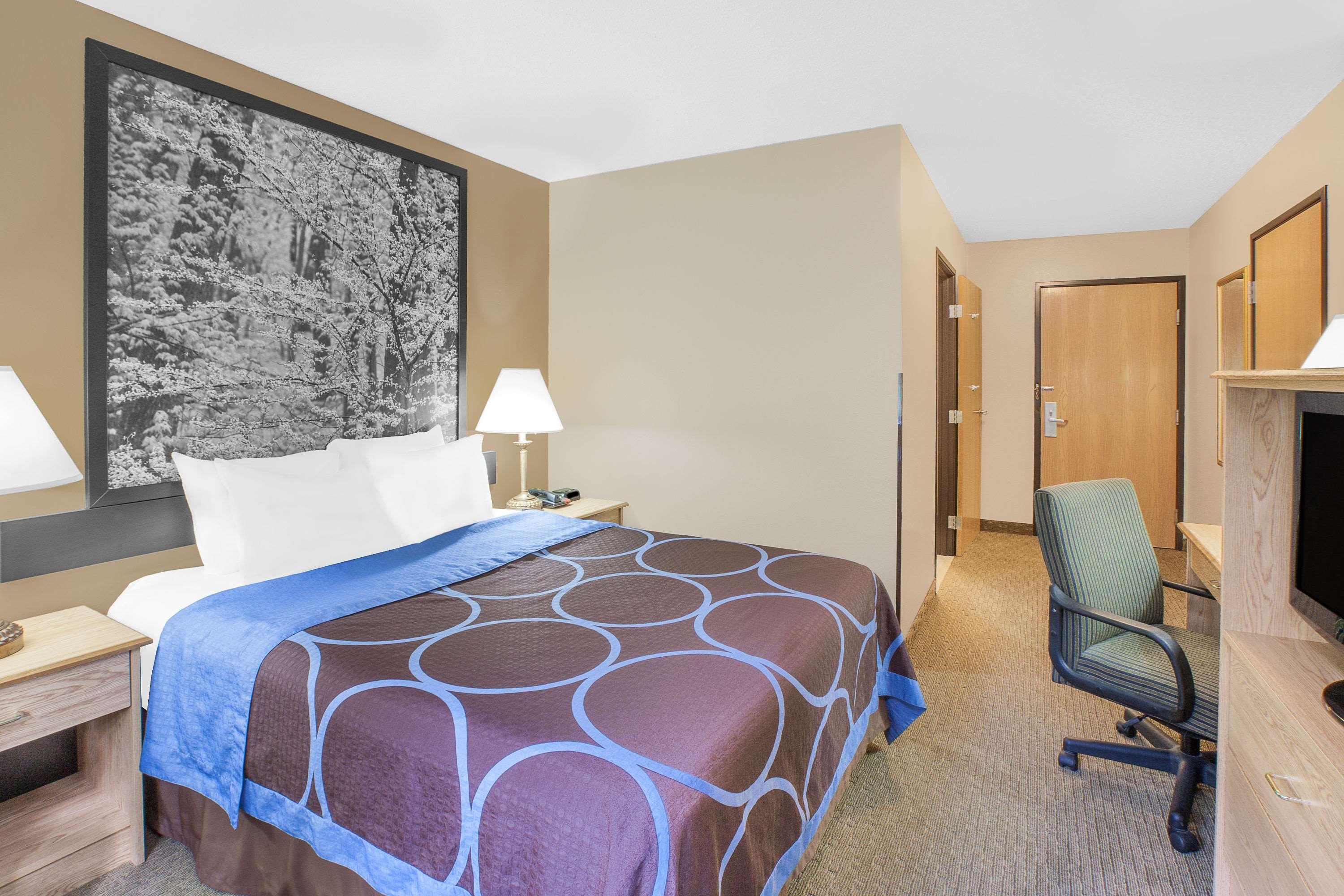 Super 8 by Wyndham Seville 14/25