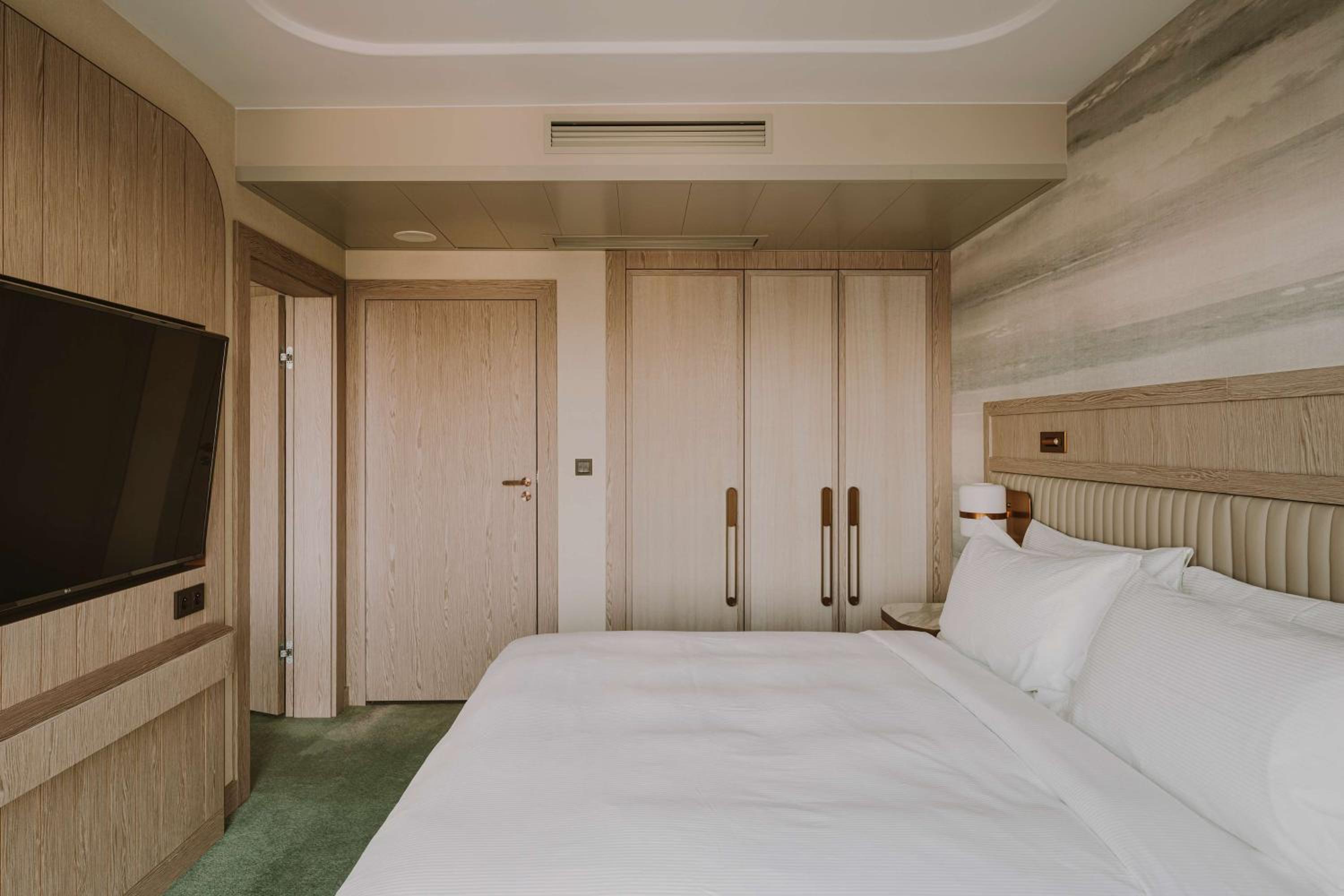1 Bedroom, Suite, King Bed, Side Sea View