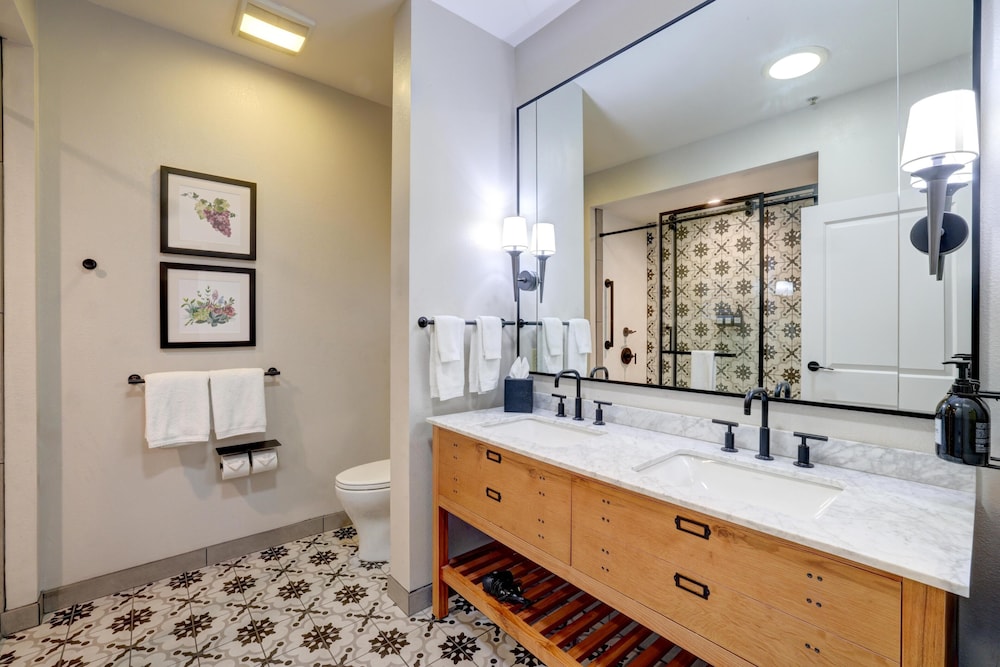 Room, King Bed, Courtyard View, Sofa, The Lodge at Healdsburg, tapestry Collection by Hilton 4/7