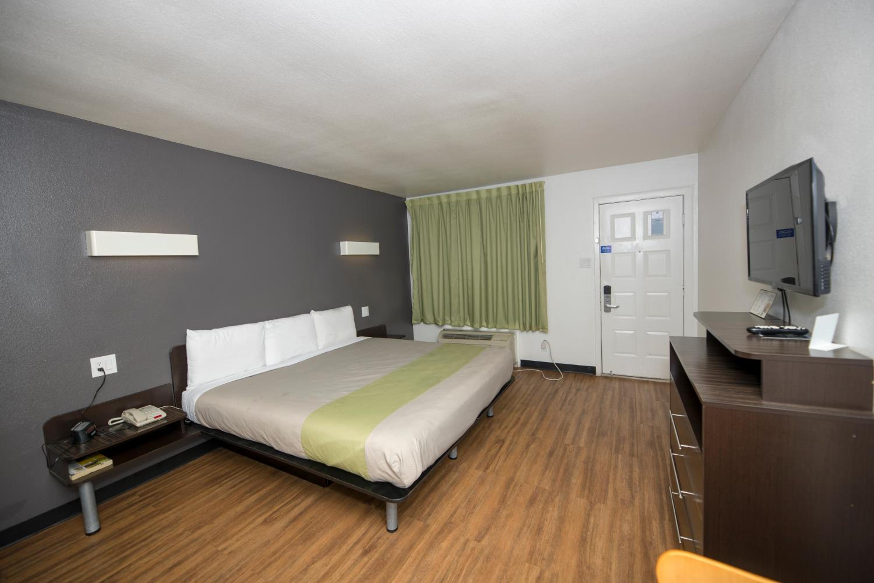 1 KING BED NON-SMOKING, KITCHEN
