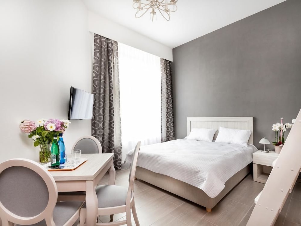 STUDIO, FUTON BED, 1 DOUBLE AND 1 SINGLE BED