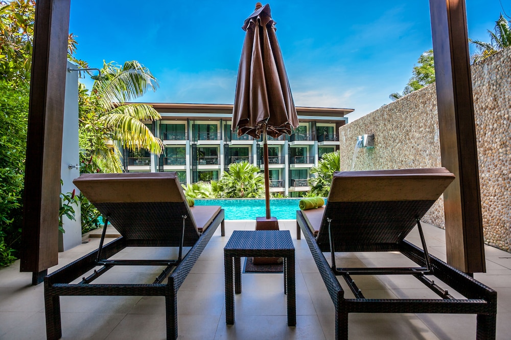 HULA HULA RESORT l truly tropical and fun wellness 10/90