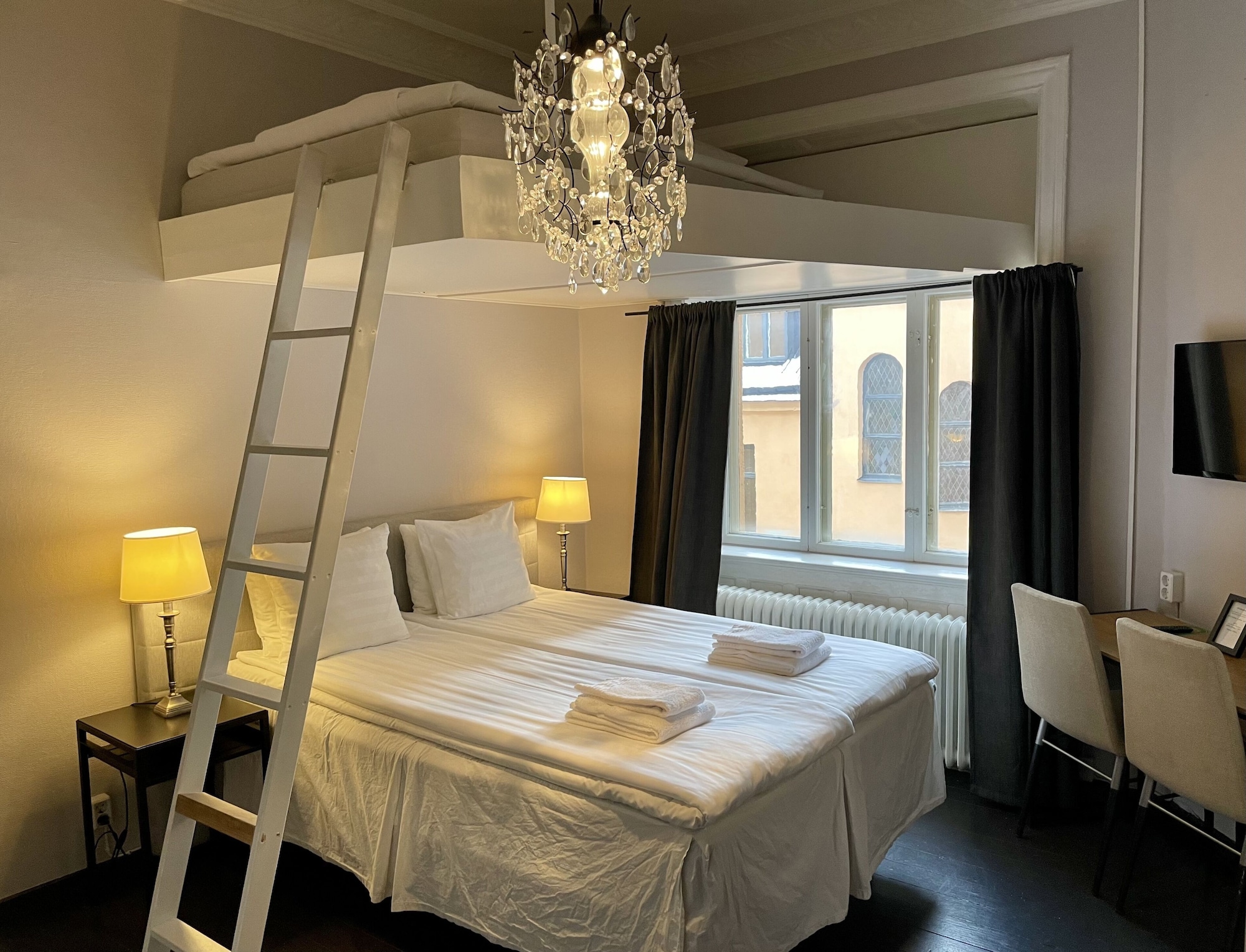 DELUXE, DOUBLE BED