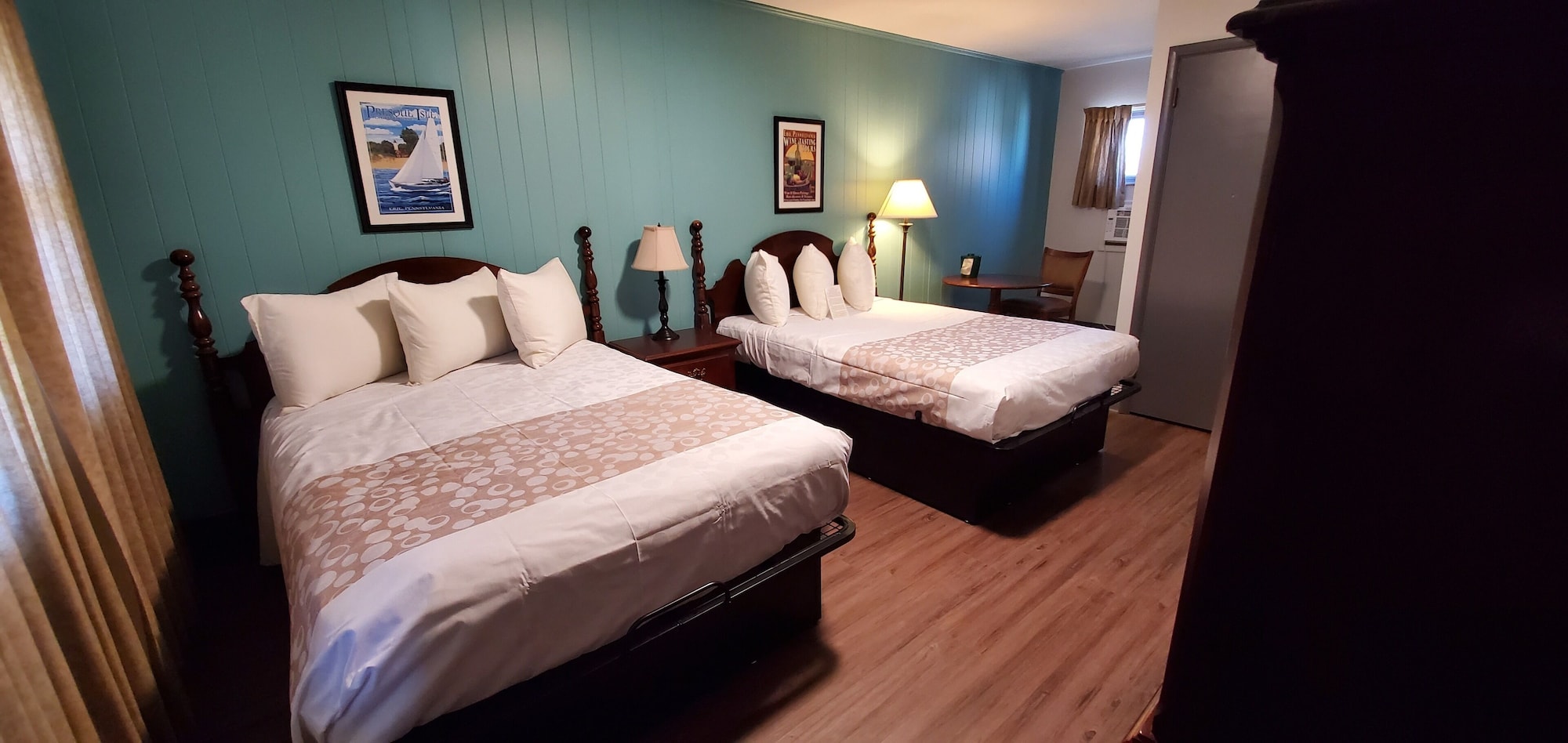 Standard, 2 Double Beds, Glass House Inn 4/10