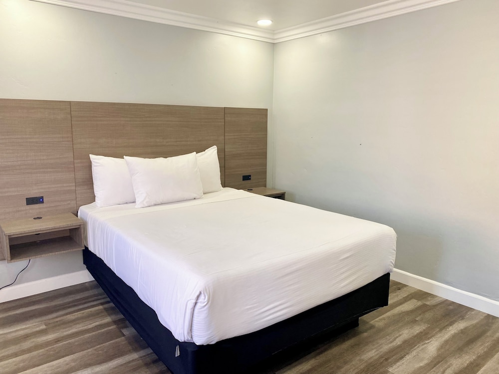 كوخ بسرير كينج وسرير كوين بغرفتي نوم بمطبخ، Lone Oak Lodge 5/10