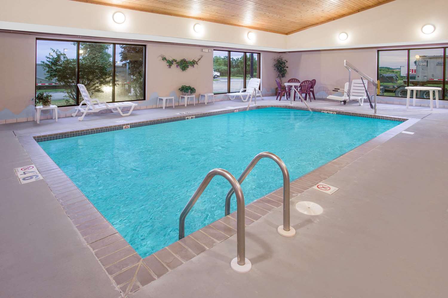 Days Inn By Wyndham Madison Ne/Windsor 7/15