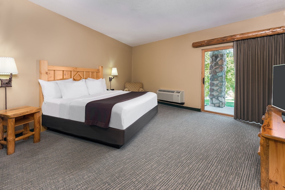 Majestic, 1 King and 2 Queen Beds, Sofa