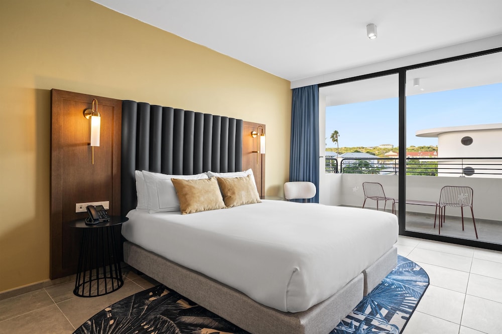 DELUXE, KING BED
