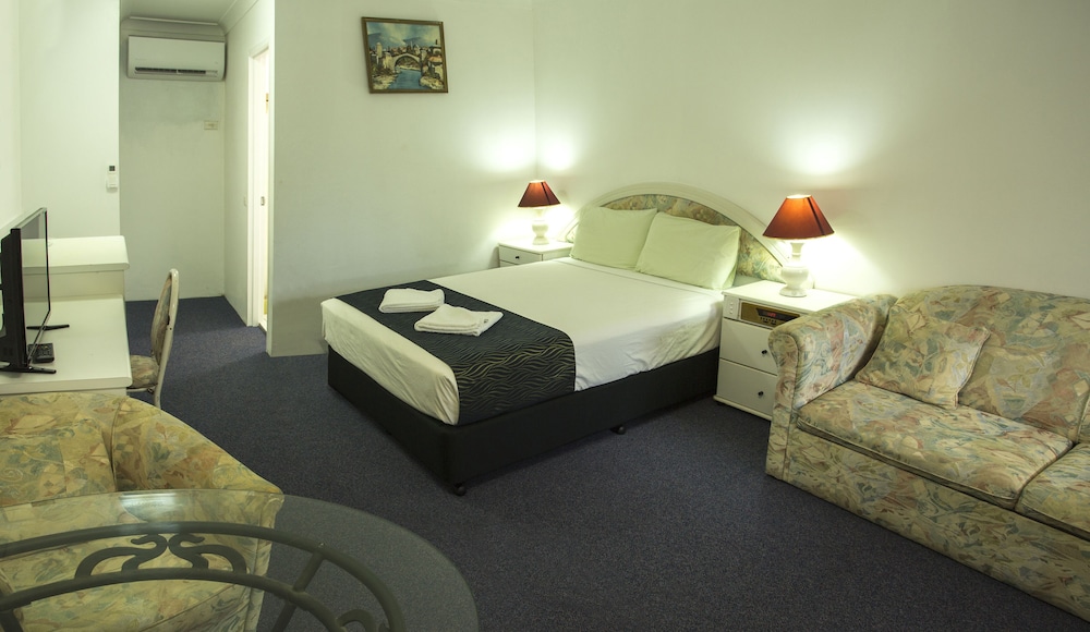 CALICO COURT MOTEL 10/15