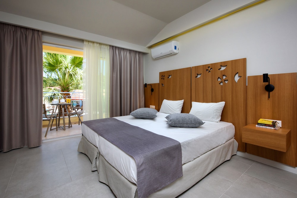 Deluxe, Double Bed, Pool or Sea View