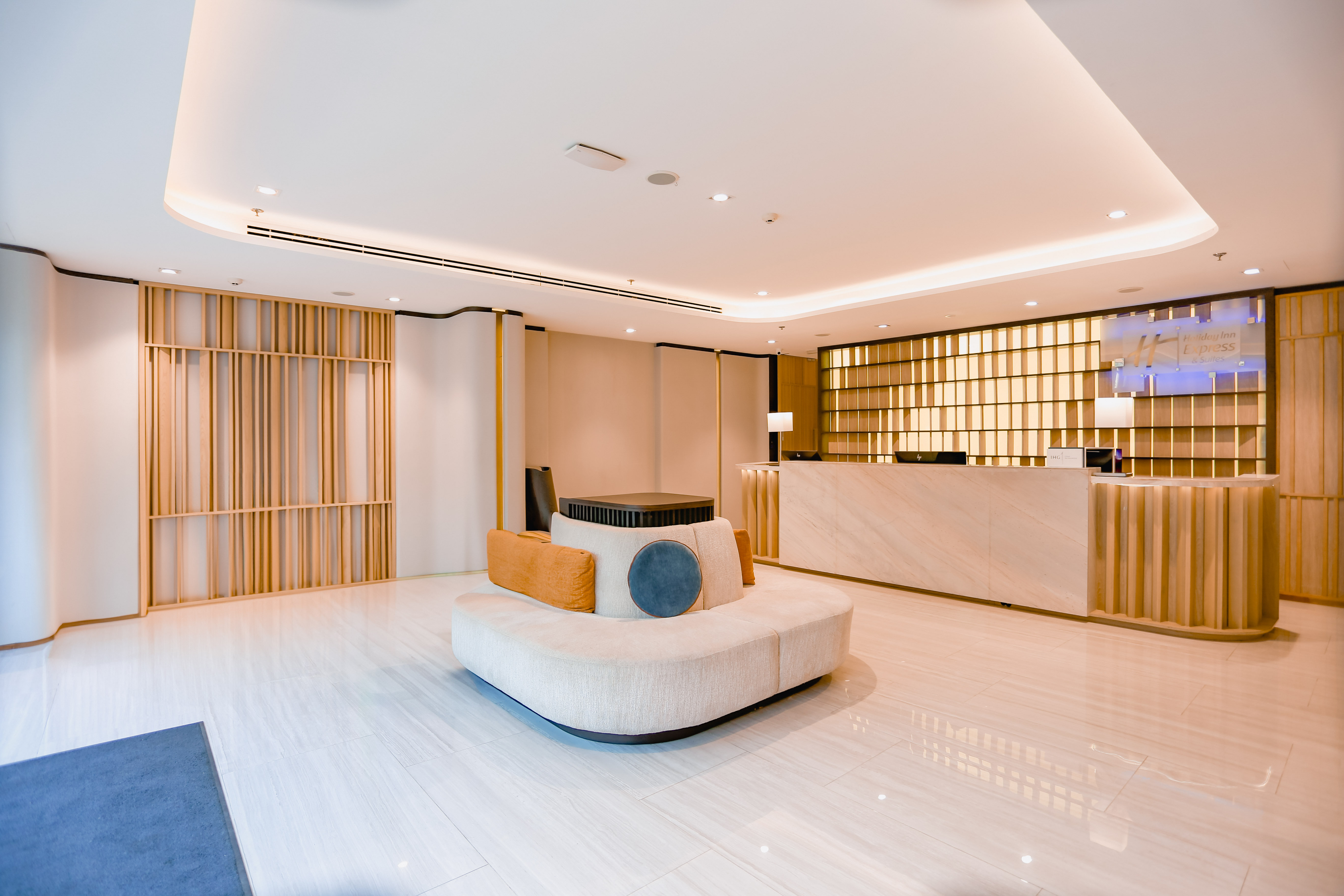 Holiday Inn Express & Suites Bangkok Central Pier 8/38