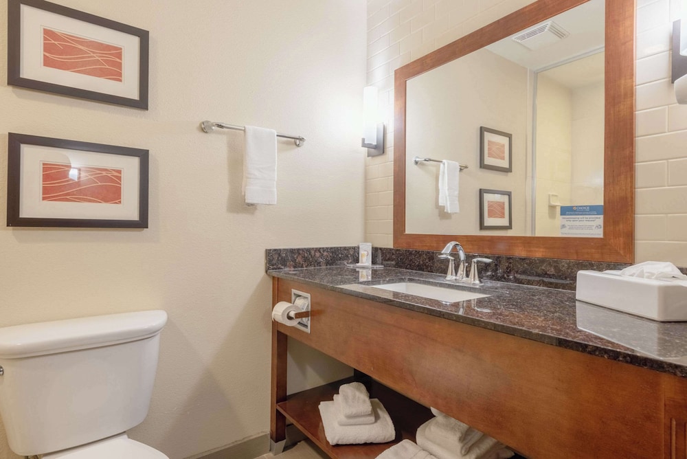 Comfort Inn Suites 72/75