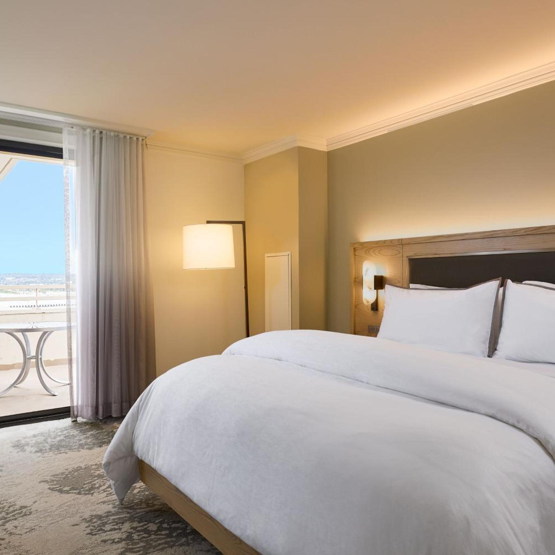 Deluxe, Suite, King Bed, Large, Corner