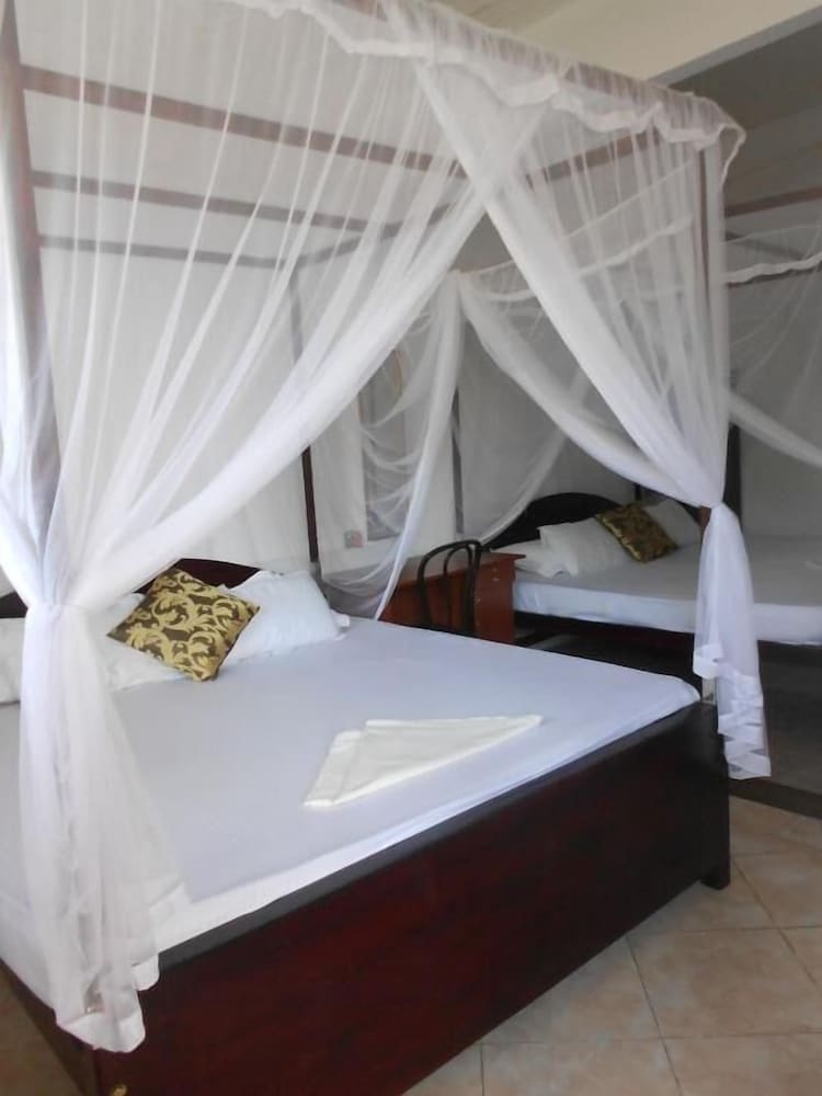 Mrs Wijenayake's Beach Haven Guest House 5/34