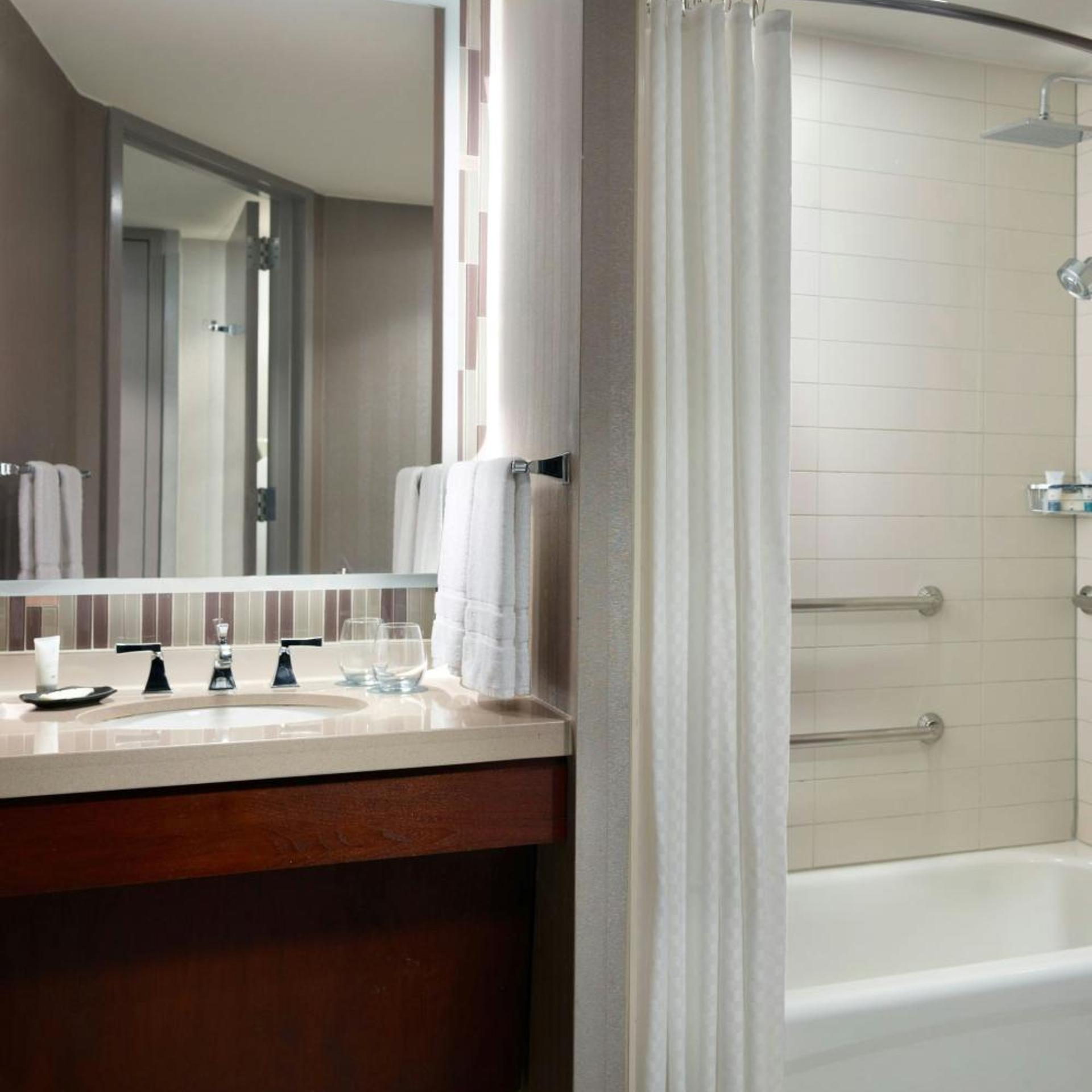 غرفة بسرير كينج لذوي الإعاقة، The Westin Peachtree Plaza Atlanta 11/14