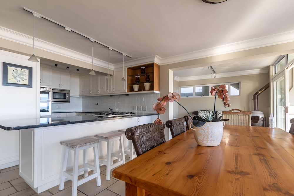 Dutton's Cove Guesthouse 24/50