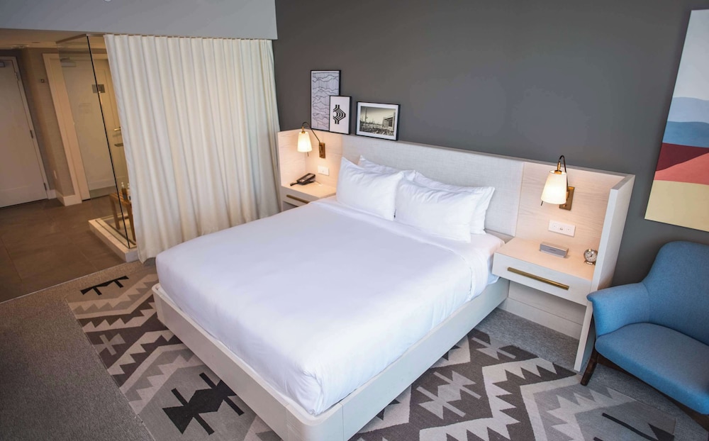Signature, Deluxe, King Bed, Mountain Shadows 2/10