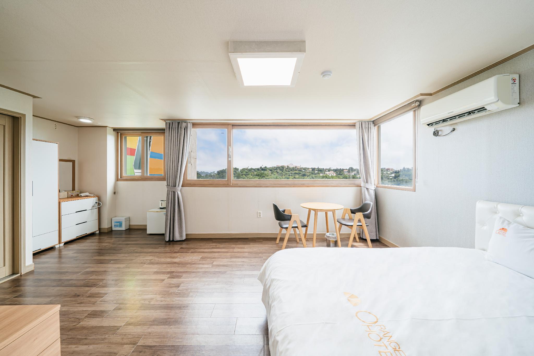 DELUXE, DOUBLE BED