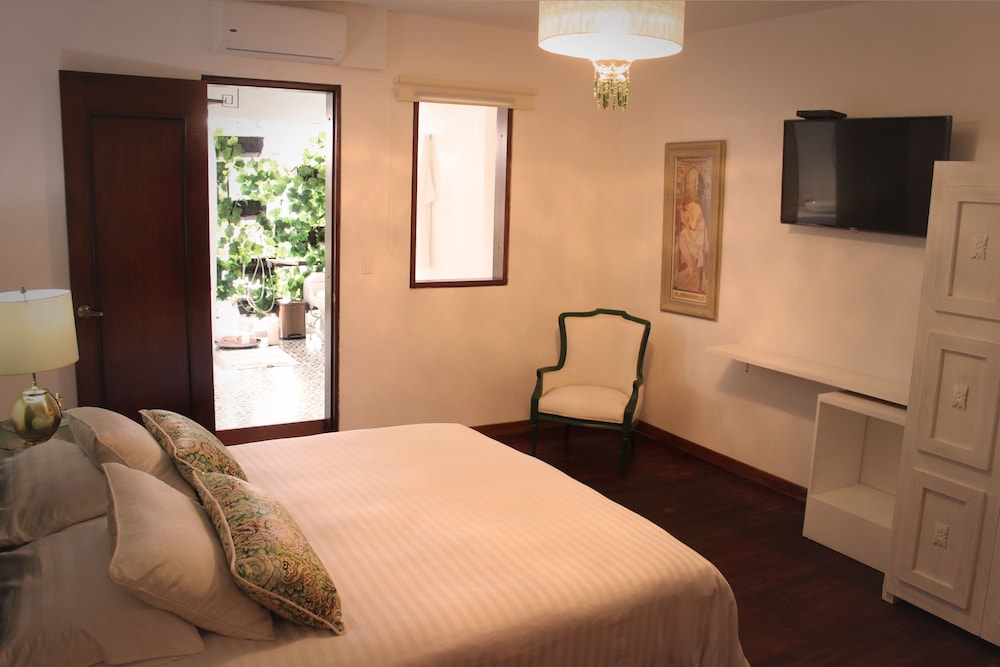 LECLERC HOTEL BOUTIQUE 26/70