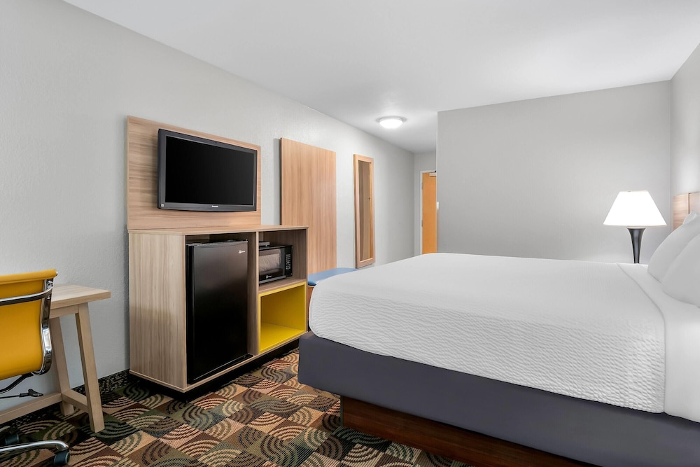 غرفة قياسية بسرير كينج بحوض جاكوزي، Days Inn by Wyndham Hillsdale 10/10