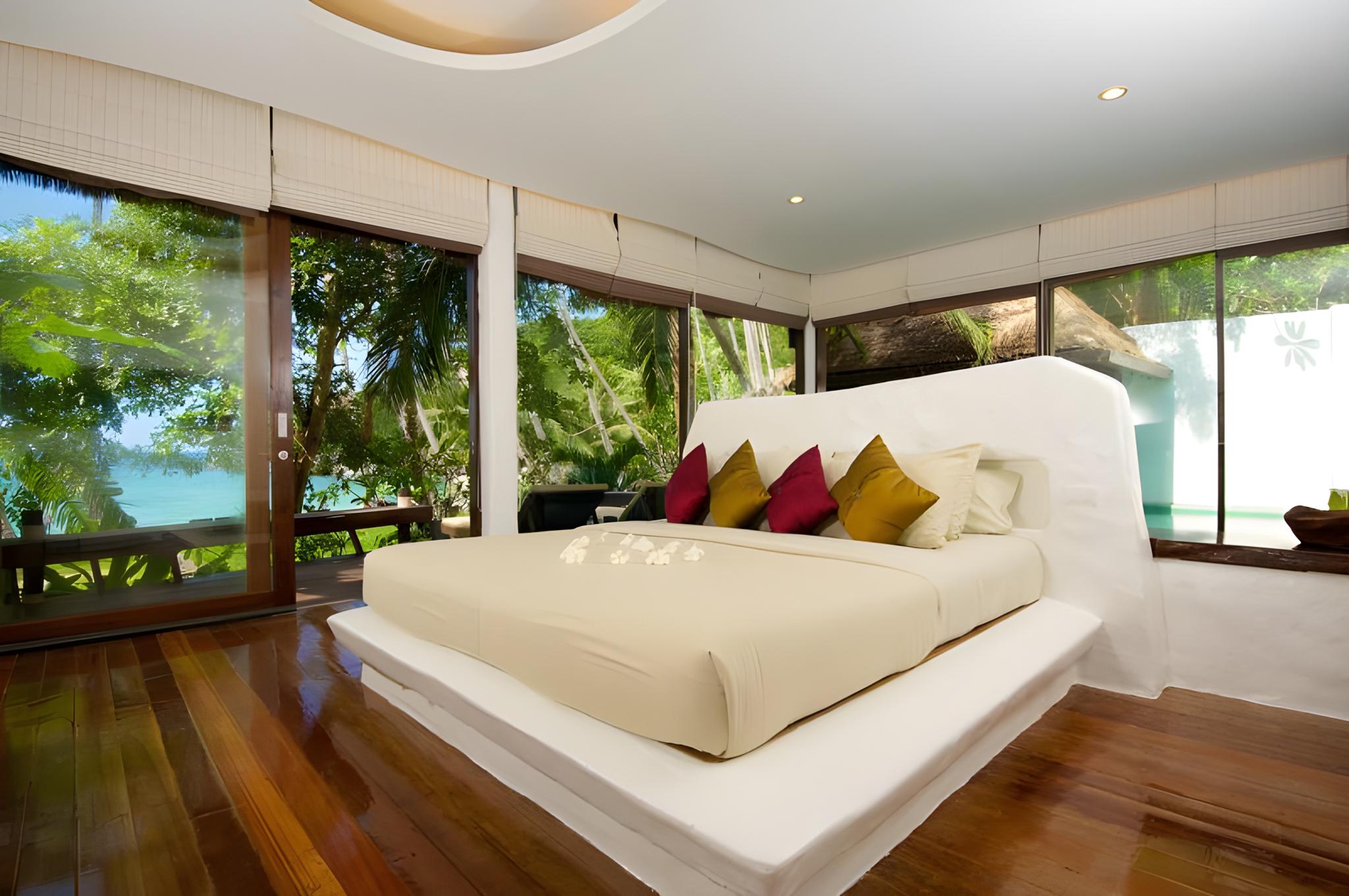 Pool, Koi, Villa, King Bed