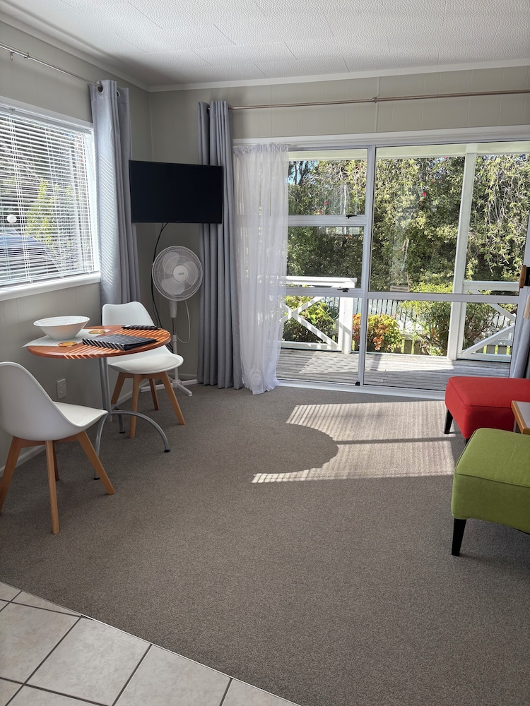 Ash Grove Boutique Motel 55/70