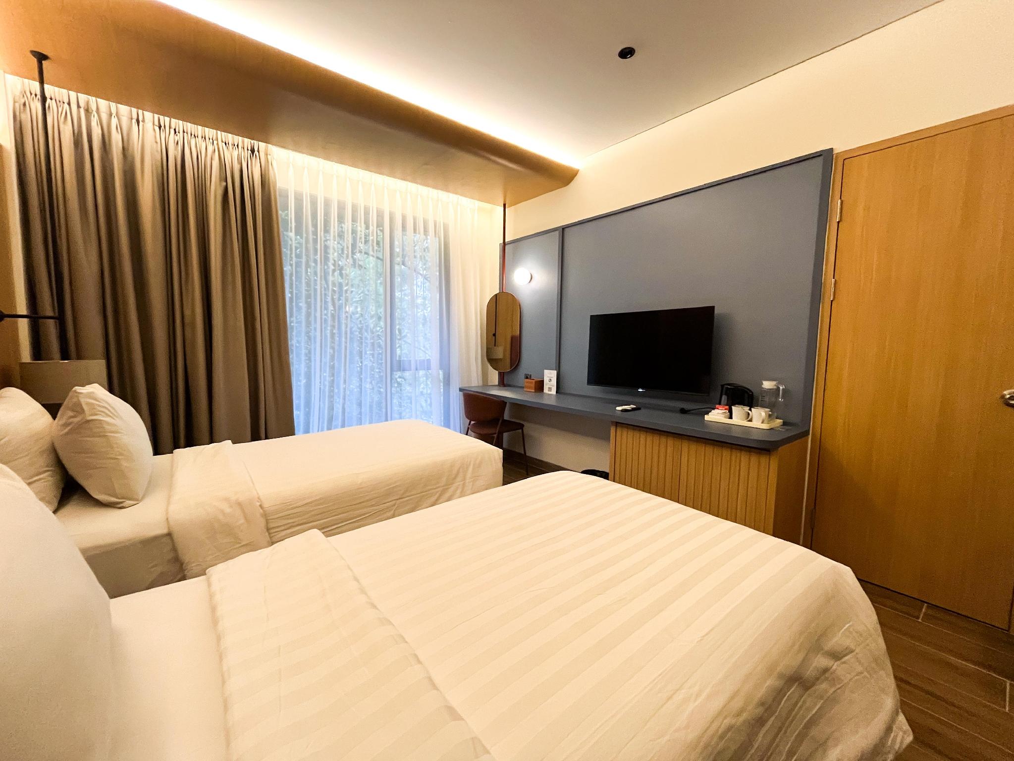 Studio, Twin Beds