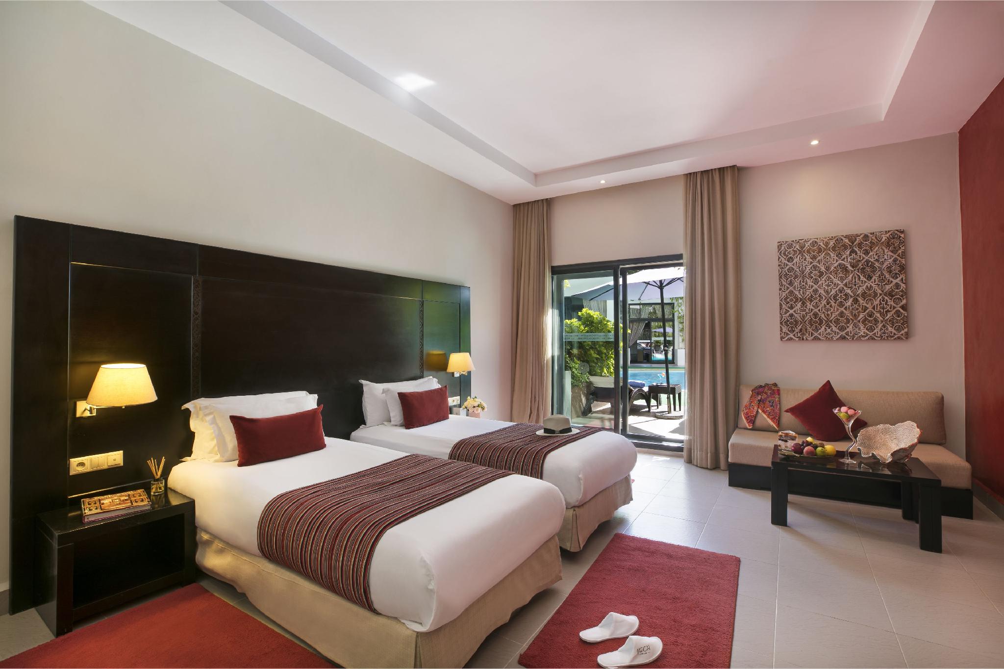 Superior, Queen Bed, Pool View