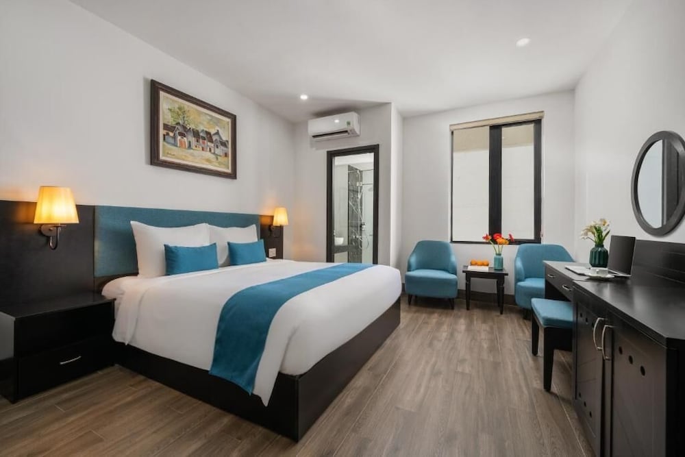 DELUXE, KING BED, CITY VIEW